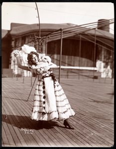 おそらくニューヨークシアターの屋上でリハーサルをしている衣装を着た女優、ニューヨーク、1900年（銀ゼラチンプリント）